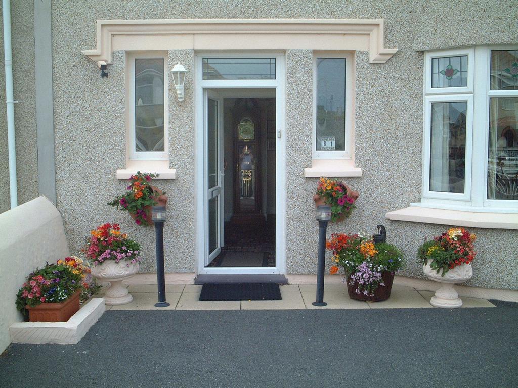 Crossroads Bed & Breakfast Holyhead Exterior photo
